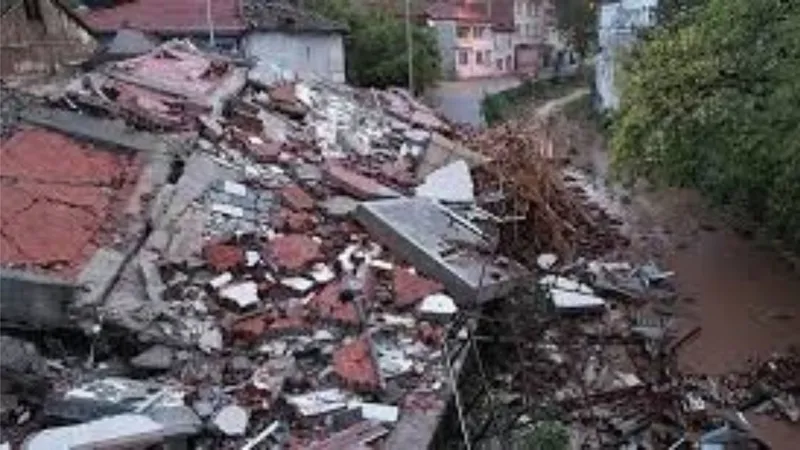 Balıkesir sallanmaya devam ediyor: 6,1’lik depremin ardından 100’ü aşkın artçı 