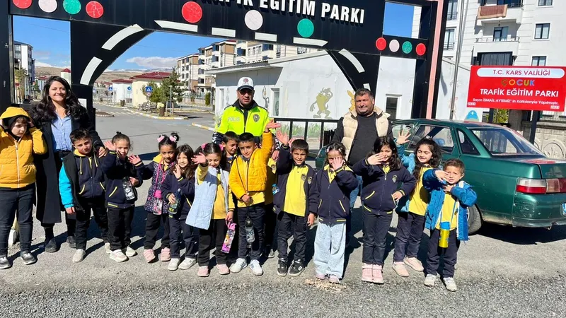 Kars’ta öğrencilere temel trafik eğitimi verildi