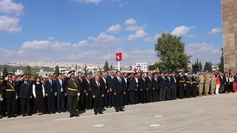 Adıyaman’da 29 Ekim Cumhuriyet Bayramı töreni: Atatürk Anıtı’na çelenk sunuldu  - Videolu Haber