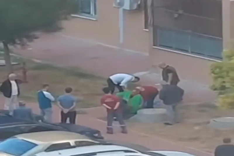 Adana’da balkondan düşen genç kız hayatını kaybetti