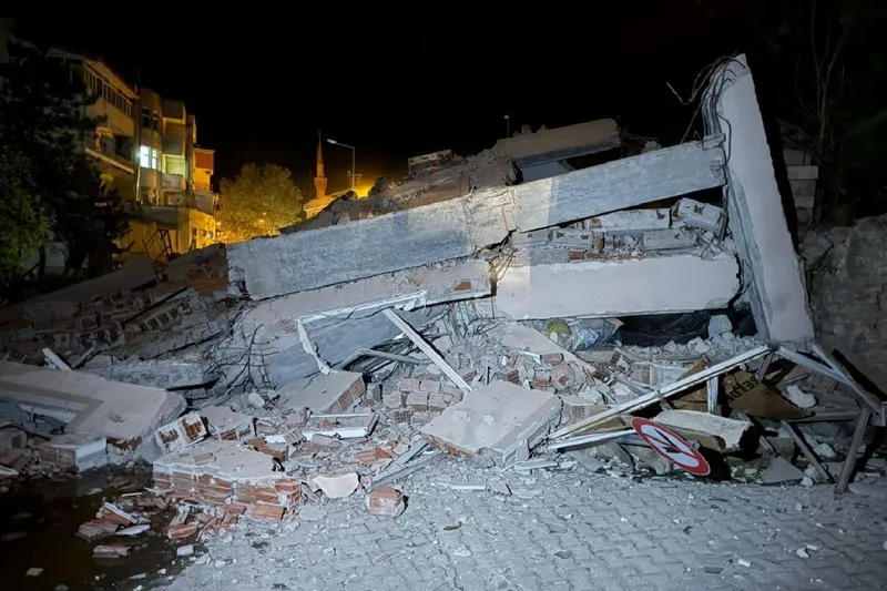 Bakan Yerlikaya: 3 bina ve 1 dükkan yıkıldı, can kaybı yok