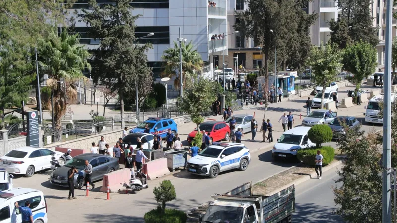 Adıyaman Adliyesi önünde sopalı ve bıçaklı kavga: 30 yaralı  - Videolu Haber