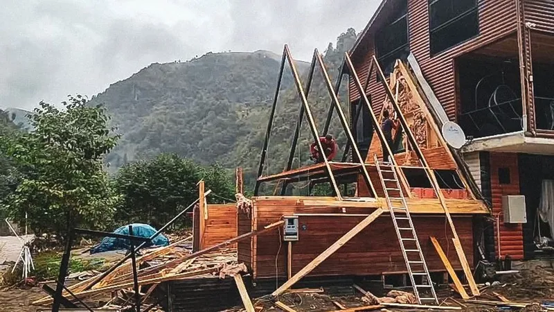 Fırtına Vadisi’ndeki izinsiz ve taşkın riski altındaki yapılar tek tek kaldırılıyor
