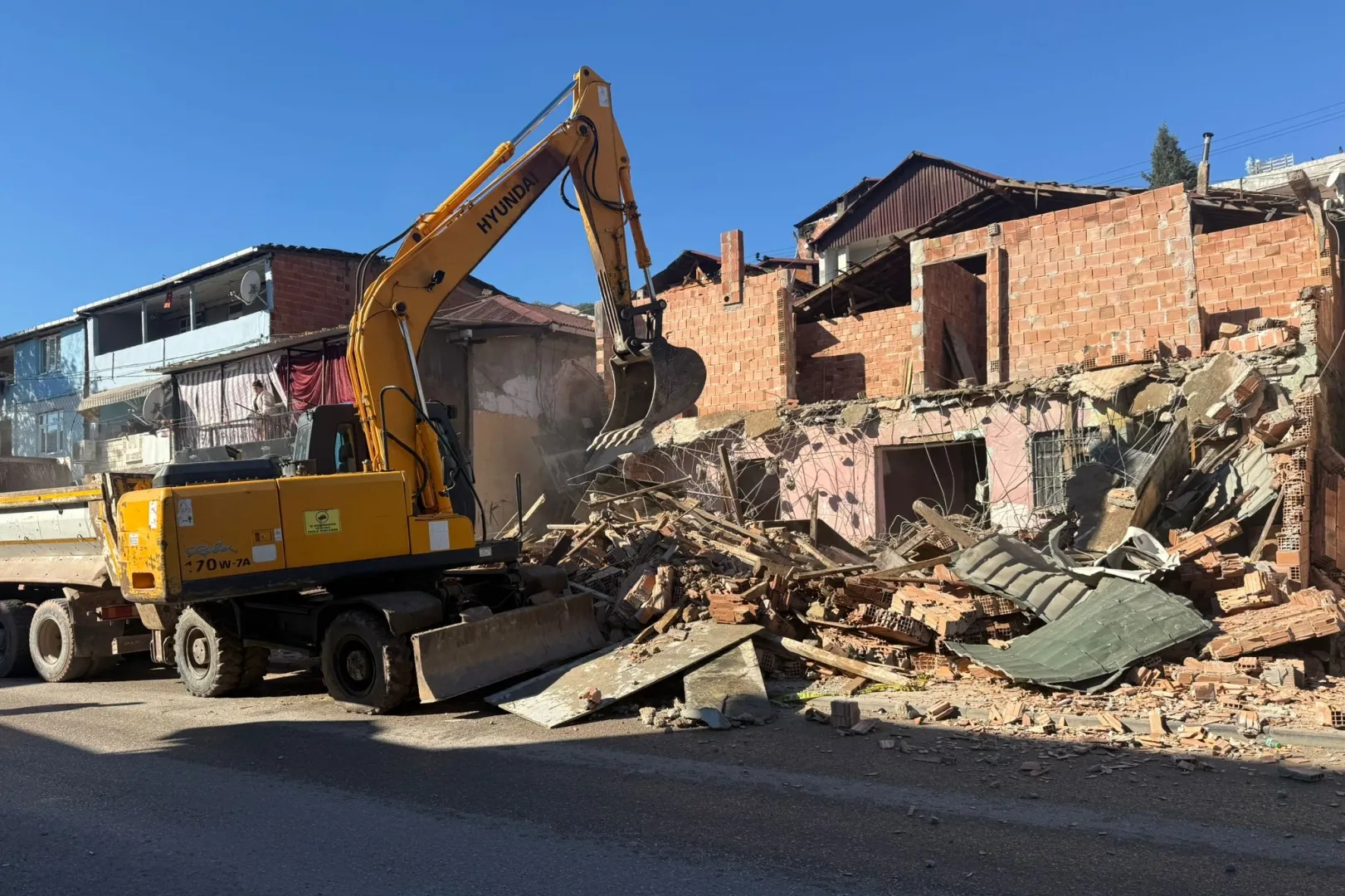 İzmit Belediyesinden kaçak yapı yıkımı
