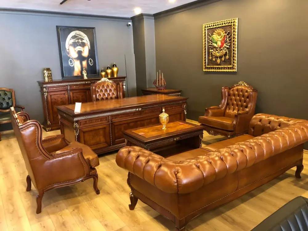 Küçük Adamların Büyük Masaları