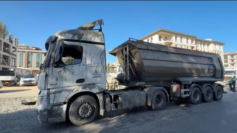 Adıyaman’da hafriyat kamyonundaki beton caddeye yayıldı   - Videolu Haber
