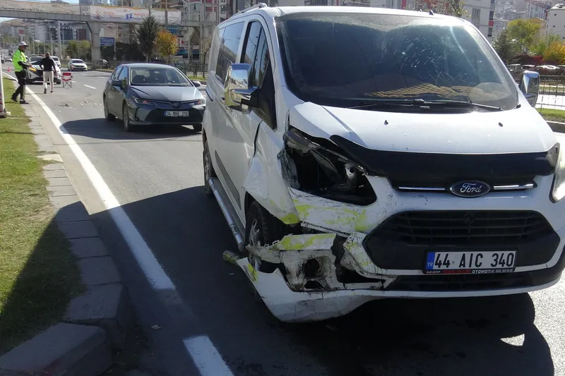 Transit ticari taksiye çarptı: Bir yaralı