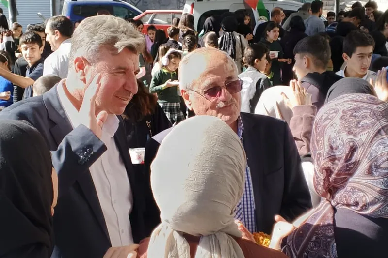 Belediye Başkanı Özhan, öğrencilerin Gazze yararına düzenlediği kermese katıldı