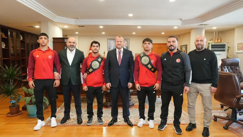 Dünya şampiyonu güreşçilerden RTÜK’e ziyaret