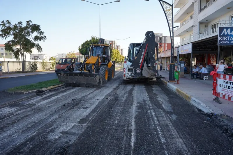Kahta Belediyesi’nden Rekor Asfalt Hamlesi: Hata Gizlenmedi, Hızla Giderildi 