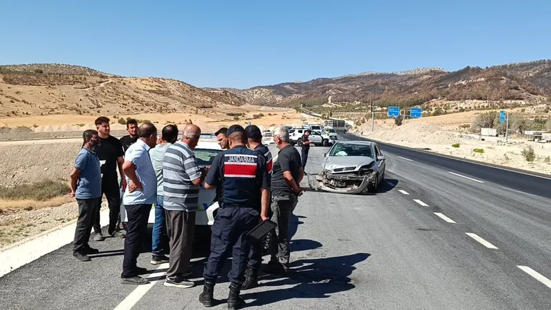 Adıyaman’da iki otomobil çarpıştı: 5 kişi yaralandı  - Videolu Haber