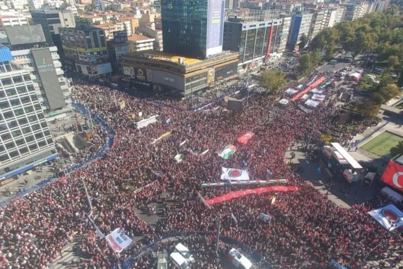 Yüz binlerin katıldığı 