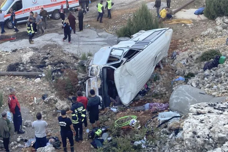 Mersin’de işçi servisi devrildi: 5 ölü 14 yaralı