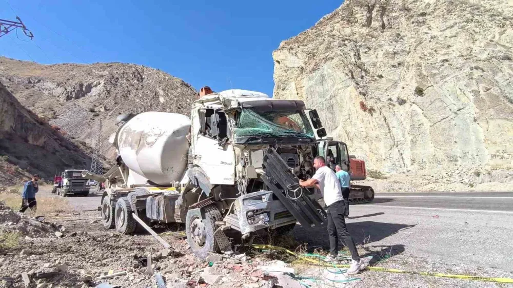 Erzurum-Artvin yolunda beton mikseri devrildi: Çaya uçmaktan son anda kurtuldu