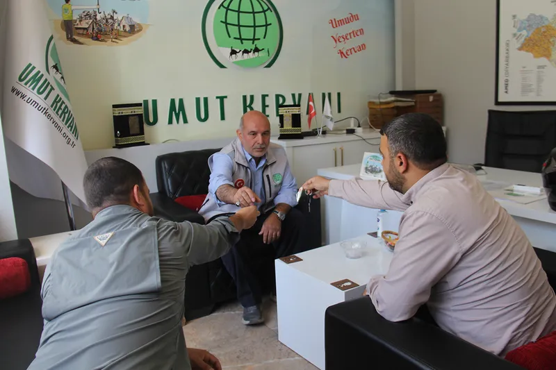 Hayırda yarışanlar: Biri motosikletini biri bisikletini Gazze