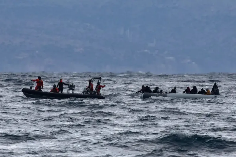 Midilli Adası açıklarında göçmen botu kayalıklara çarptı: 4 ölü