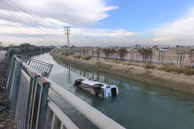 Seyhan’da otomobil sulama kanalına uçtu