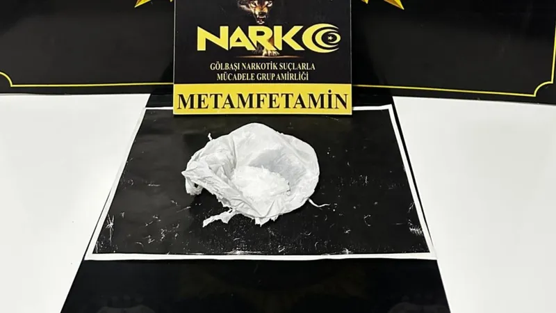 Gölbaşı’nda şüpheli araçta uyuşturucu ele geçirildi 