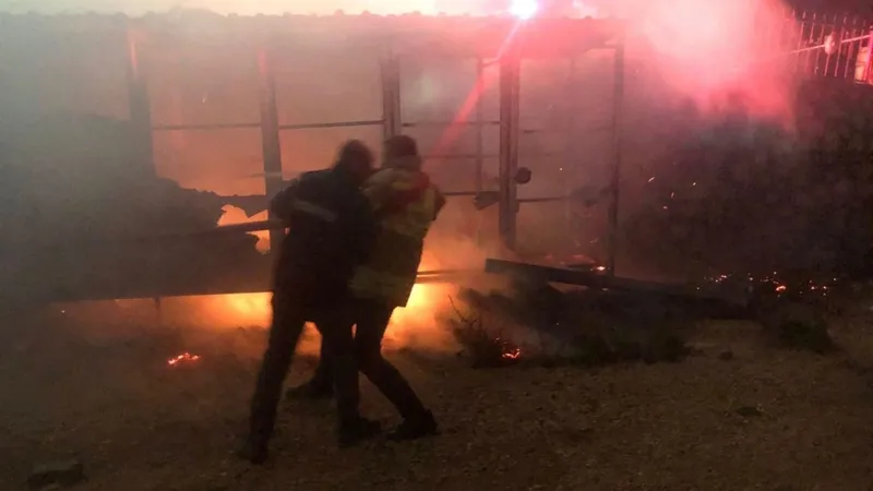 Besni’de Paris Royal Düğün Salonu Yanındaki Yangına Ekipler Hızla Müdahale Etti  - Videolu Haber