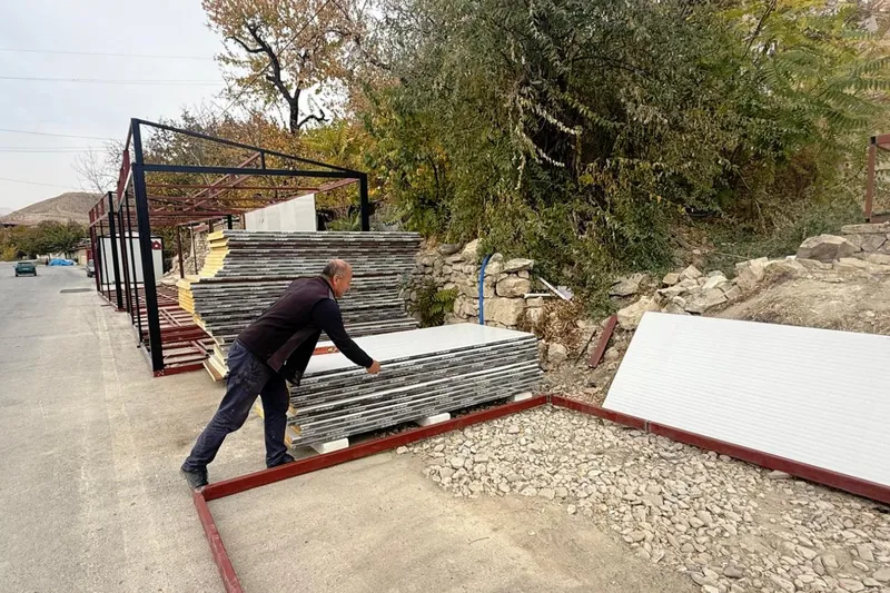 Evin önünü konteyner üretimine çevirdi