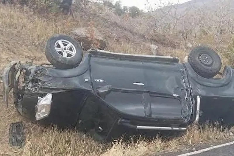  Siirt’te pikap takla attı: Sürücü araçtan çevredekiler tarafından çıkarıldı