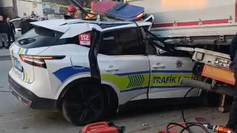 Manisa’da ekip aracı tıra çarptı: 1 polis şehit oldu