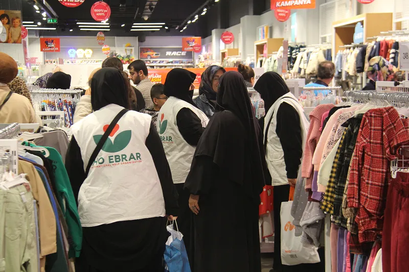 İHO EBRAR’dan Diyarbakır’da yüzlerce yetim çocuğa kışlık giyim desteği