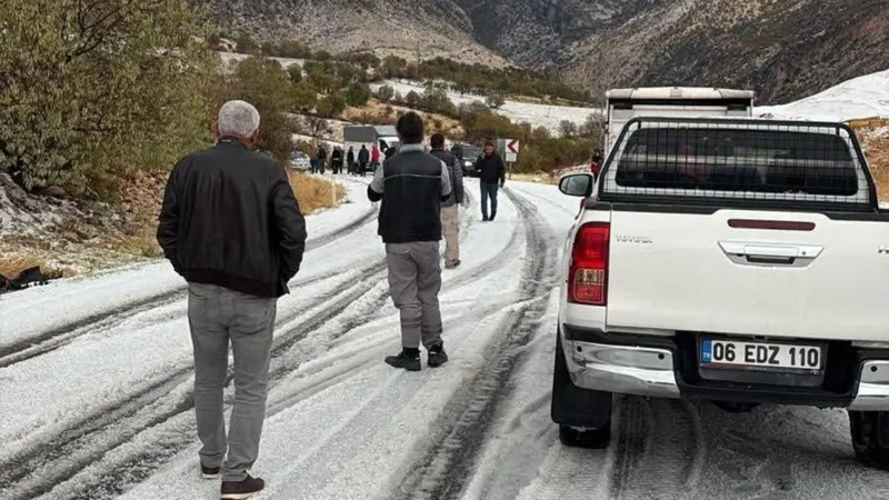 Adıyaman’da buz tutan yolda sürücüler zor anlar yaşadı 
