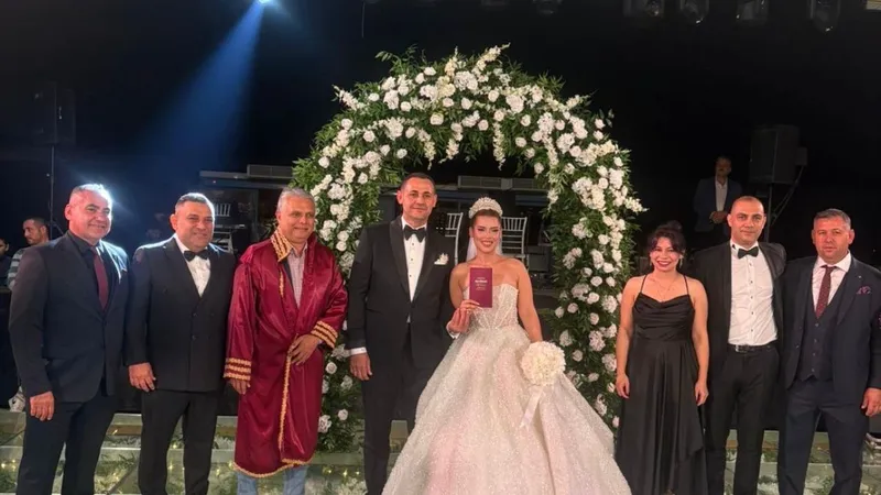 Antalya’da yılın düğünü: Bekir Kır ve Aysel İnce Cam Piramit’te muhteşem bir törenle evlendi