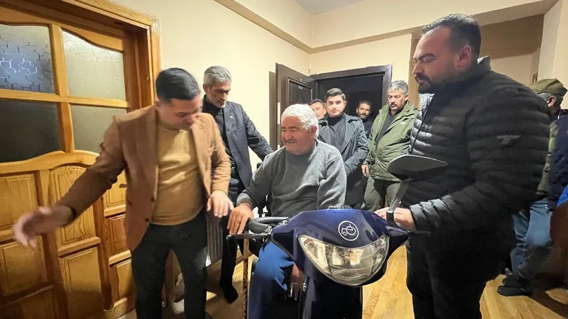 MHP Kars teşkilatı’ndan engelli vatandaşa akülü araç desteği