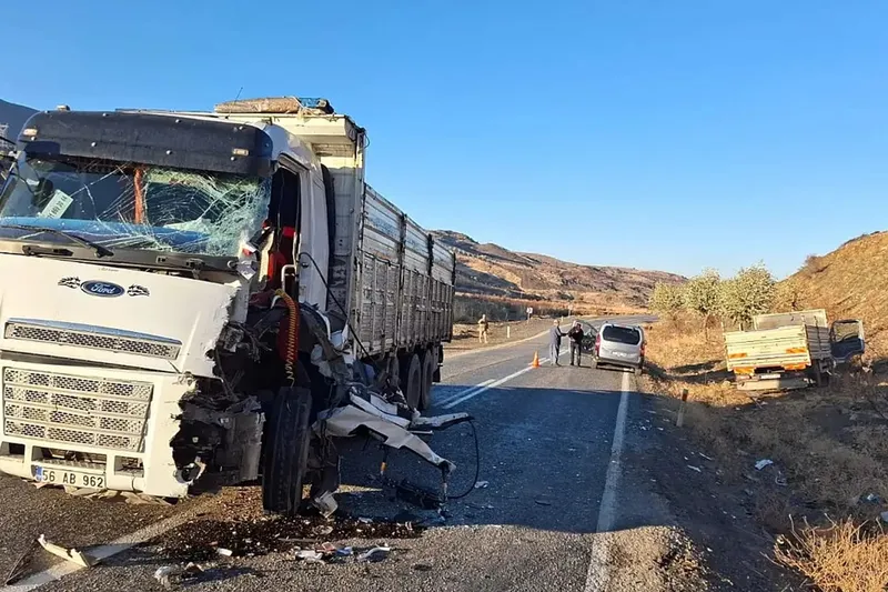  Siirt Şirvan’da iki kamyon çarpıştı: 1 yaralı