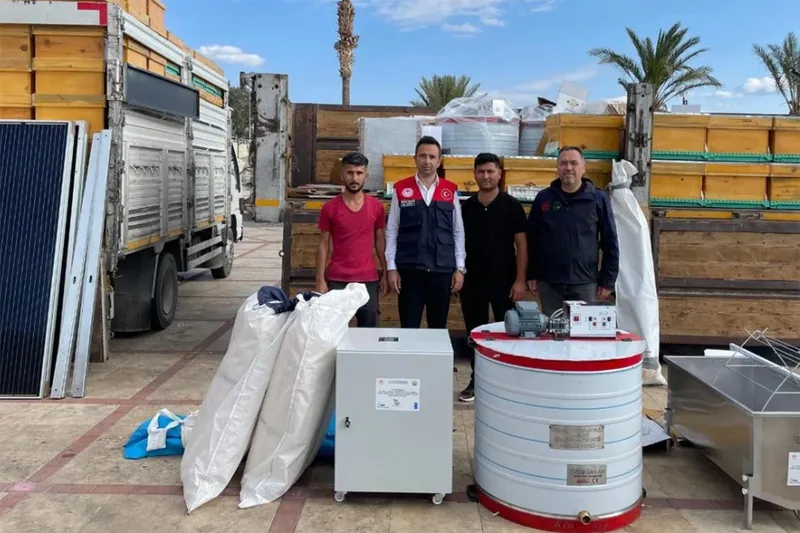 Aydıncık’ta genç arıcılara ekipman desteği