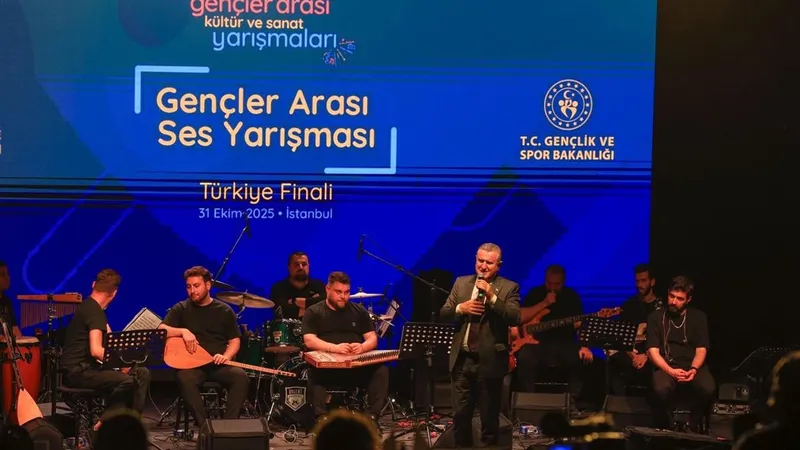 Bakan Bak Gençler Ses Yarışmasında Şarkı Söyledi