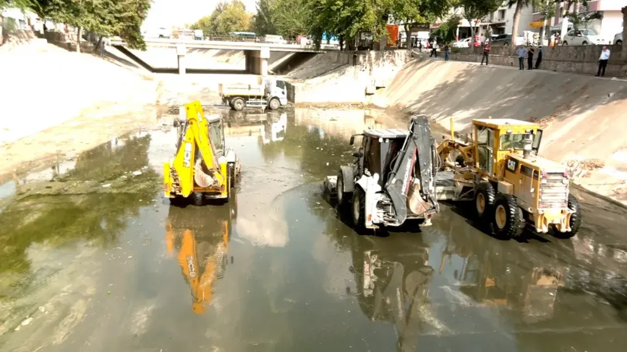 ASKİ, Sarıçam Deresi’nde Biriken atıkları temizledi