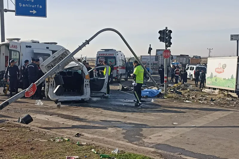 Diyarbakır’da 3 aracın karıştığı kaza: 2 ölü, 3 yaralı