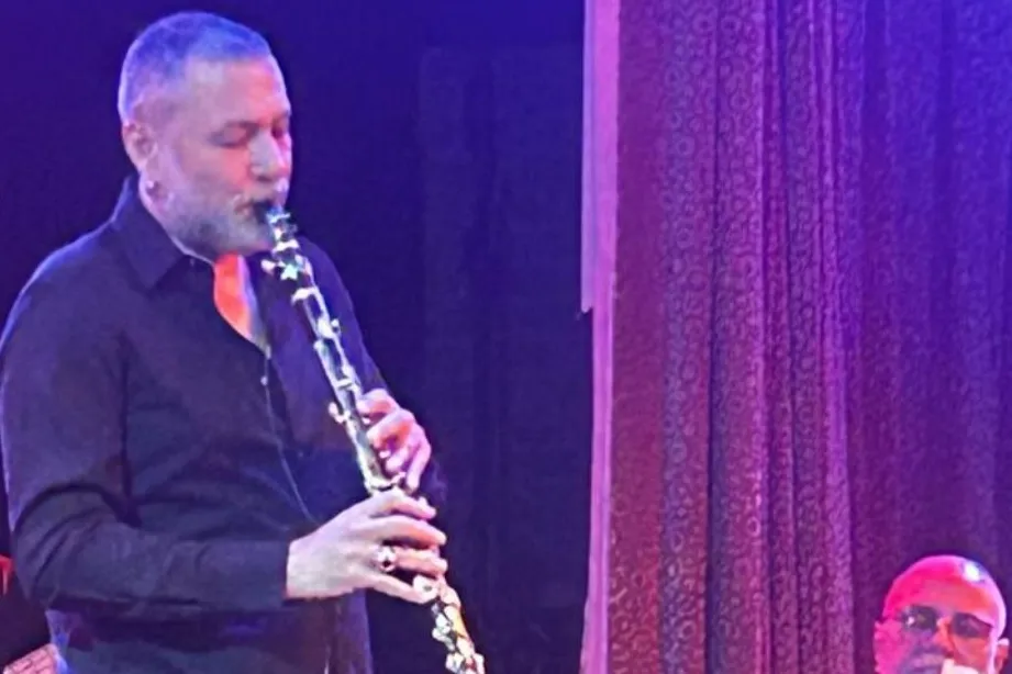 Hüsnü Şenlendirici Amerika turnesinde fırtına gibi esiyor