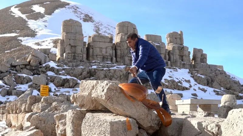 Sanatçı Aydın Aydın’dan ‘yapay zeka’ protestosu: Nemrut Dağı’nda bağlamasını parçaladı  - Videolu Haber