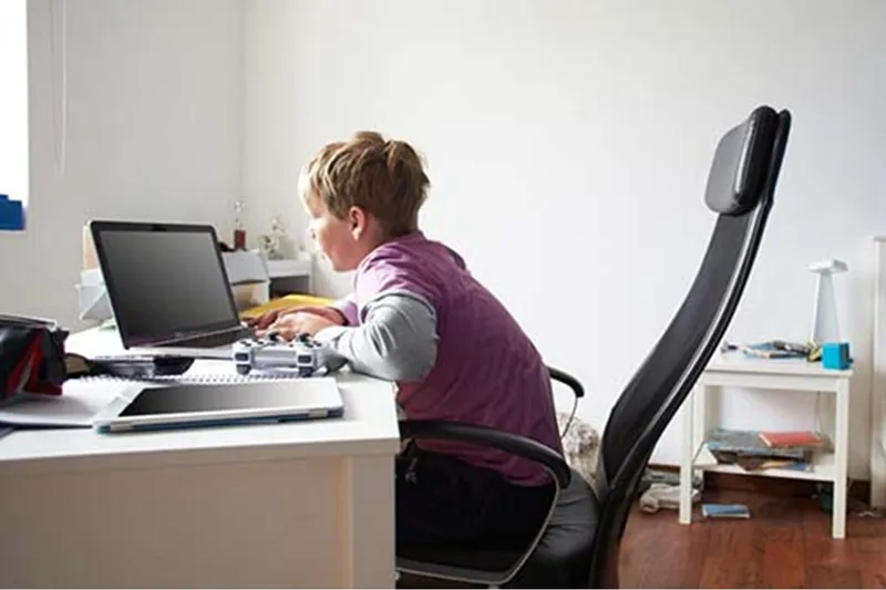 Ergenlik döneminde bilgisayar bağımlılığı duruş bozukluğuna neden olabilir!