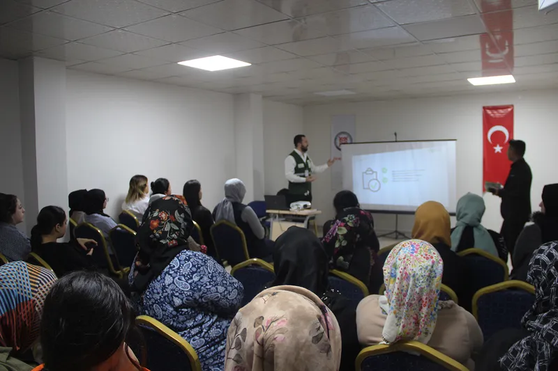 YEŞİLAY, vatandaşları bağımlılıkla mücadele konusunda bilgilendiriyor