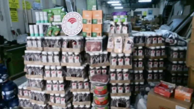 İzmir’de 30 ton son kullanım tarihi geçmiş gıda ele geçirildi