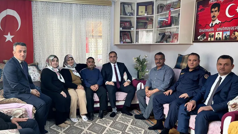 Ulus Kaymakamı Fırat Kadiroğlu’ndan şehit öğretmen Erol Ercan’ın ailesine ziyaret