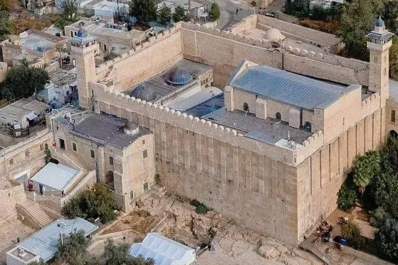 İşgal rejimi tarihi İbrahim El-Halil Camii üzerindeki kontrolünü genişletiyor