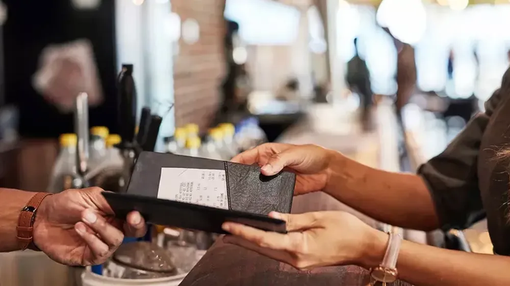 “Kafe ve Restoranlara ‘Ek Ücret’ Freni: Masa ve Servis Bedeli Yasaklanıyor”