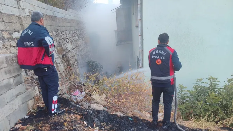 Besni’de çıkan atık yangını kontrol altına alındı  - Videolu Haber