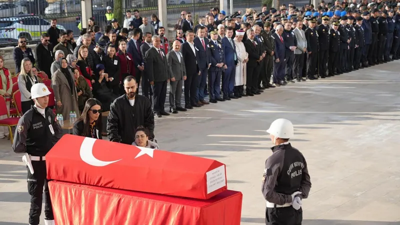 Trafik kazasında hayatını kaybeden Polis Memuru Cengiz Askar, memleketine uğurlandı 