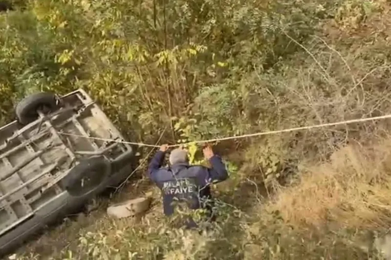 Minibüs şarampole yuvarlandı: 3 yaralı