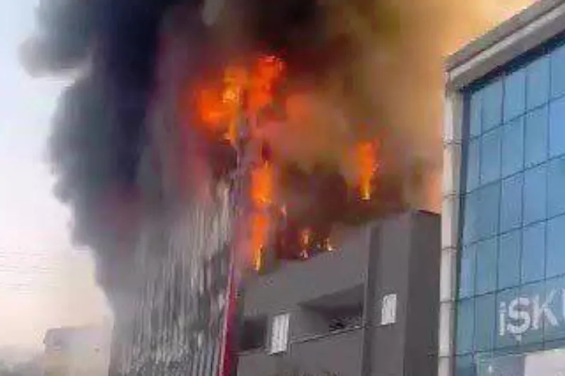 Parfüm deposunda çıkan yangında 6 kişi hayatını kaybetti