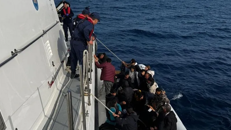 İzmir açıklarında 64 düzensiz göçmen kurtarıldı