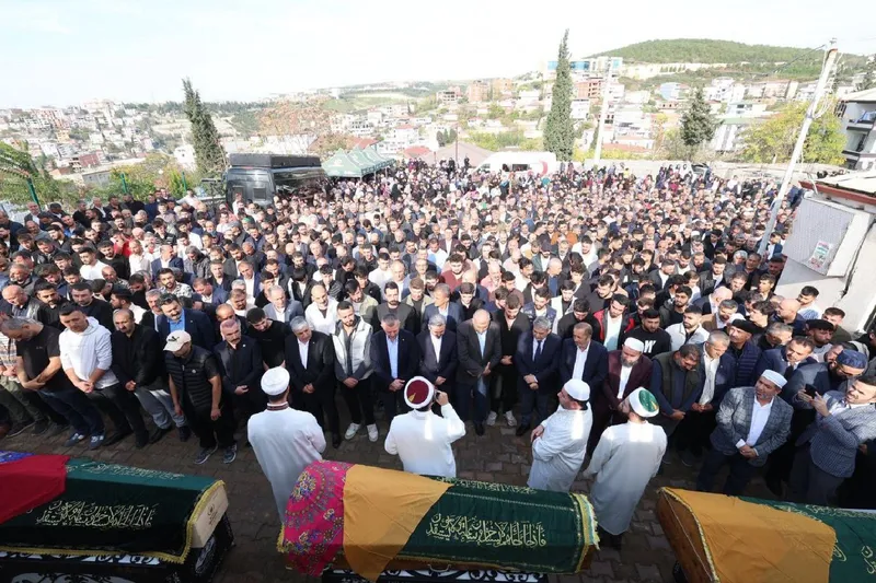 Fabrika yangınında hayatını kaybeden 6 kişinin cenazeleri defnedildi