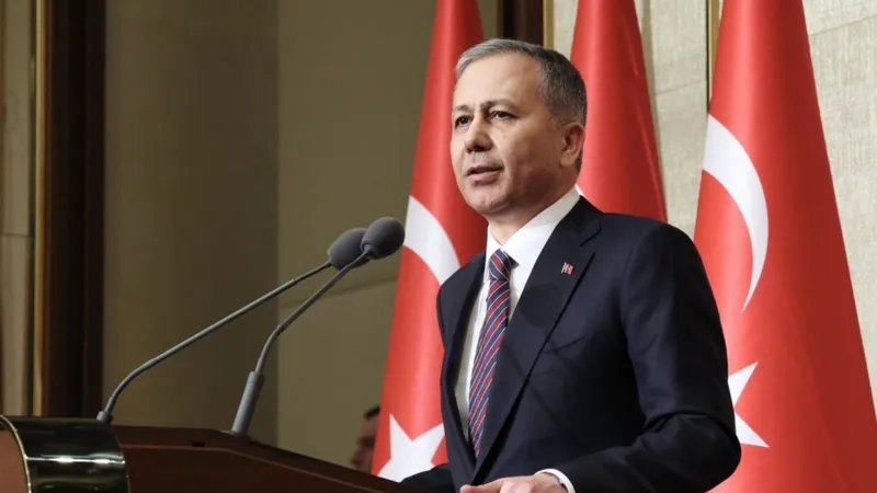 Bakan Yerlikaya: ‘Makas atan, tehlikeli şekilde şerit değiştiren sürücü yakalandı’  - Videolu Haber